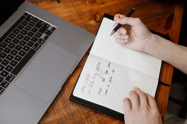Cuaderno y notas sobre una mesa de trabajo